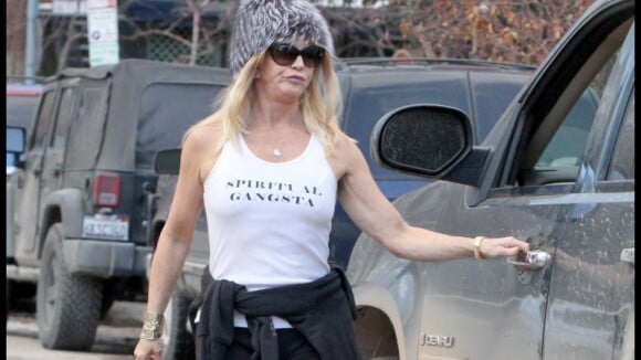 Goldie Hawn tombe la chemise et se la joue "gangsta" !