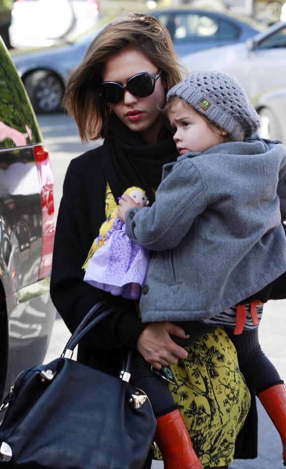 Jessica Alba accompagnée de Honor et de sa maman pour un shopping de Noël de dernière minute. Le 24 décembre à L.A
