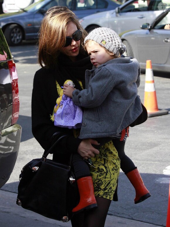 Jessica Alba accompagnée de Honor et de sa maman pour un shopping de Noël de dernière minute. Le 24 décembre à L.A
