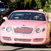 Paris Hilton et son équipe de cameramen vont chercher Brooke Mueller chez elle pour une balade en Bentley rose le 27 décembre 2010