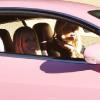 Paris Hilton et son équipe de cameramen vont chercher Brooke Mueller chez elle pour une balade en Bentley rose le 27 décembre 2010