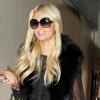 Paris Hilton reprend sa Bentley rose après avoir dévalisé une pharmacie de Beverly Hills le 27 décembre 2010