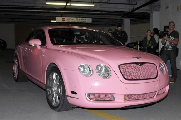 Paris Hilton reprend sa Bentley rose après avoir dévalisé une pharmacie de Beverly Hills le 27 décembre 2010