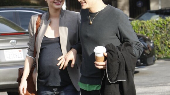 Miranda Kerr, très enceinte, reste active avec son amoureux !