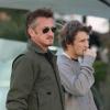 Sean Penn en séance shopping avec son fils Hopper à Miami le 27 décembre 2010