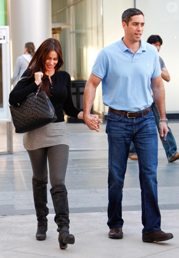 Sofia Vergara et son petit ami Nick Loeb se promènent à Beverly Hills, le 12 décembre 2010.