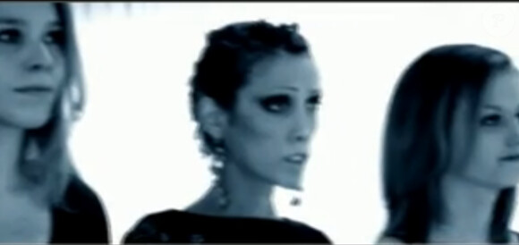 Isabelle Caro dans le clip de Licia - Mental Disease