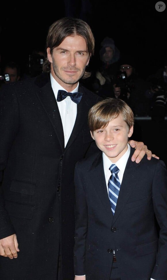 David Beckham (photo : avec son fils aîné Brooklyn, le 15 décembre 2010, à Londres) a bien envie de revenir jouer en Premier League, dans un quartier qu'il connaît bien...