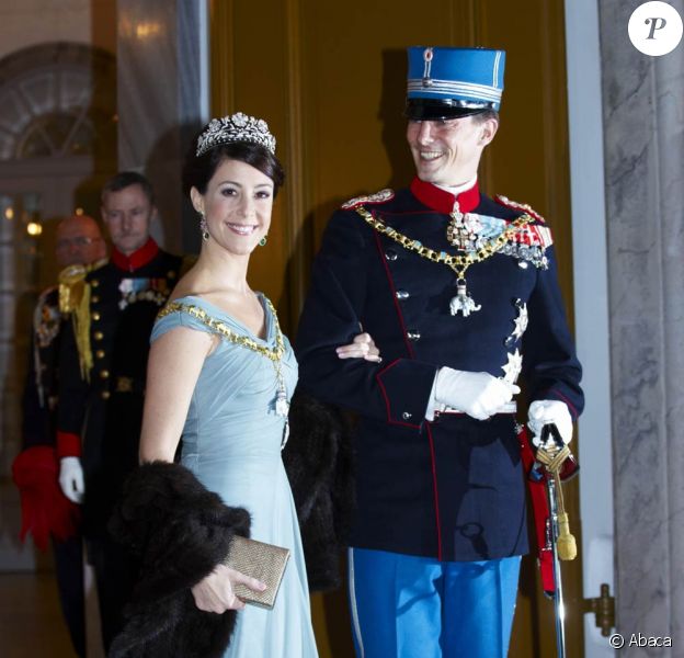 En l'absence de la princesse Mary, sur le point d'accoucher de jumeaux, c'est Marie de Danemark qui a focalisé l'attention, dans sa robe bleu-gris, à son arrivée pour le dîner de gala du Nouvel An au palais Christian VII, à Stockholm, le 1/01/11.