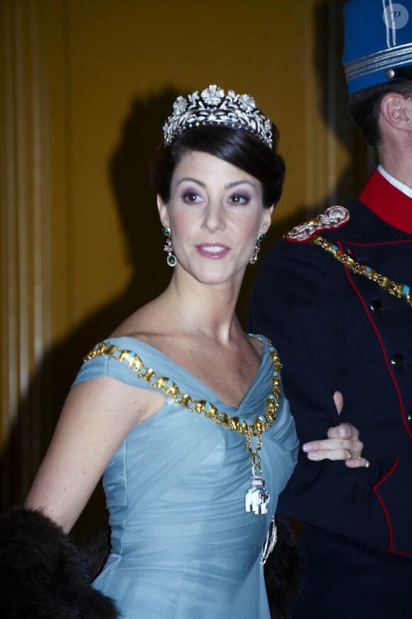 En l'absence de la princesse Mary, sur le point d'accoucher de jumeaux, c'est Marie de Danemark qui a focalisé l'attention, dans sa robe bleu-gris, à son arrivée pour le dîner de gala du Nouvel An au palais Christian VII, à Stockholm, le 1/01/11.
