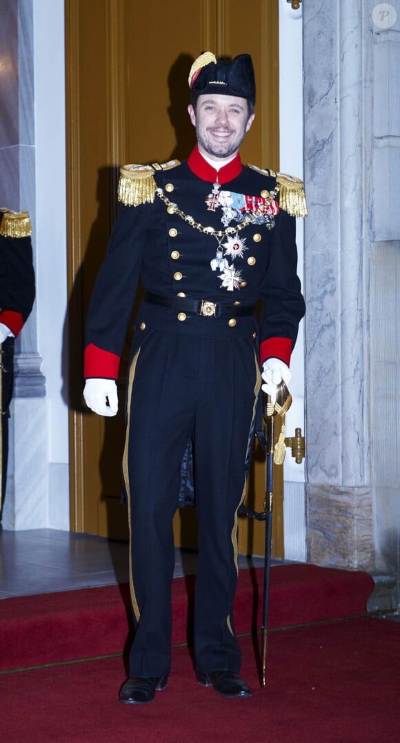 Son épouse la princesse Mary étant sur le point d'accoucher de jumeaux, le prince héritier Frederik de Danemark est venu seul mais radieux au dîner de gala du Nouvel An au palais Christian VII, à Stockholm, le 1er janvier 2011.