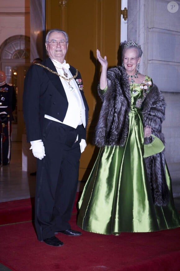 La reine Margrethe de Danemark donnait le 1er janvier 2011 le traditionnel dîner de gala du Nouvel An au palais Christian VII, à Stockholm. Dans une robe verte qu'on l'a déjà vue porter...