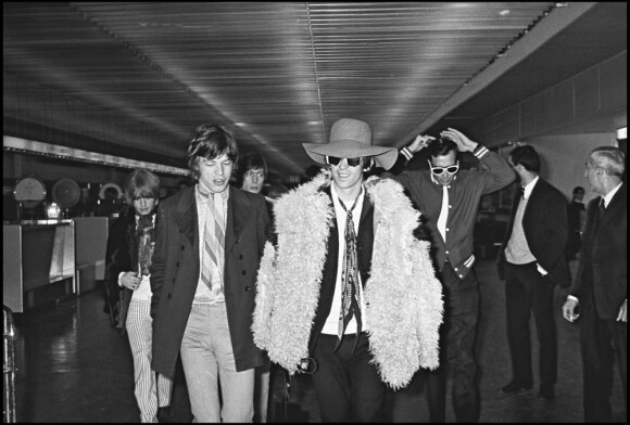 Bill Wyman, qui quitta les Stones en 1992, a rejoint Mick Jagger, Keith Richards, Charlie Watts et Ronnie Wood pour un hommage à la légende Ian Stewart à l'initiative du pianiste vedette Ben Waters. (photo : les Stones à Orly en 1967)