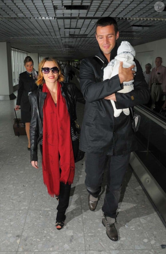 Dannii Minogue, son compagnon Kris Smith et bébé Ethan, à Londres, le 21 septembre 2010