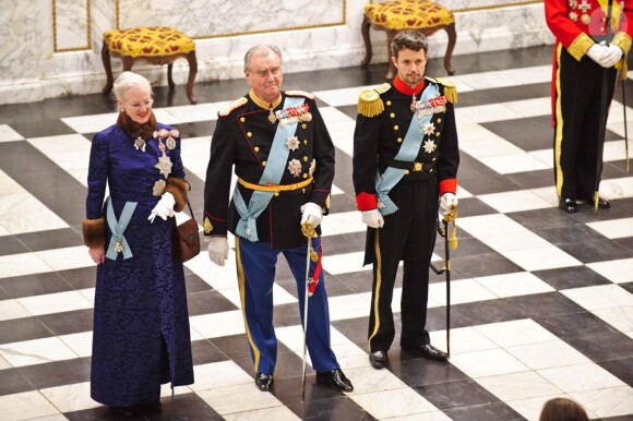 Mardi 4 janvier 2011, tandis que la princesse Mary attendait d'accoucher, son époux le prince Frederik s'acquittait de ses obligations en apparaissant au côté de ses parents, la reine Margrethe et le prince Henrik, à Christiansborg.