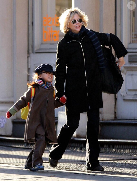 Meg Ryan amène sa fille Daisy True à l'école à New York, le 3 novembre 2010.