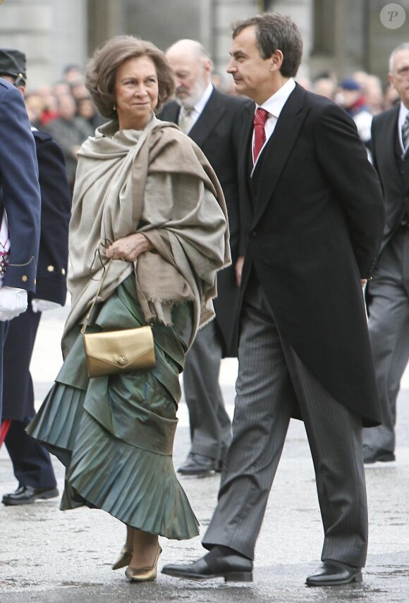 Sofia d'Espagne et le premier ministre José Luis Zapatero à une cérémonie officielle à Madrid, le 6 janvier 2011.