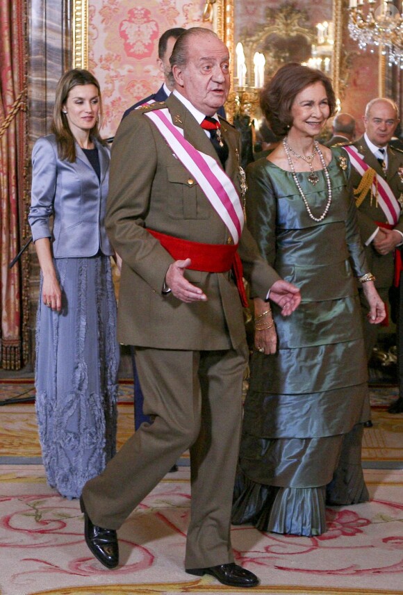 Letizia d'Espagne, Felipe, Juan-Carlos et Sofia d'Espagne à une cérémonie officielle à Madrid, le 6 janvier 2011.