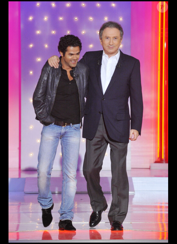 Jamel Debbouze et Michel Drucker sur le plateau de Vivement Dimanche, diffusé le 16 janvier 2011.