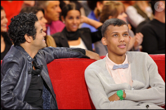 Jamel Debbouze et Stromae sur le plateau de Vivement Dimanche, diffusé le 16 janvier 2011.