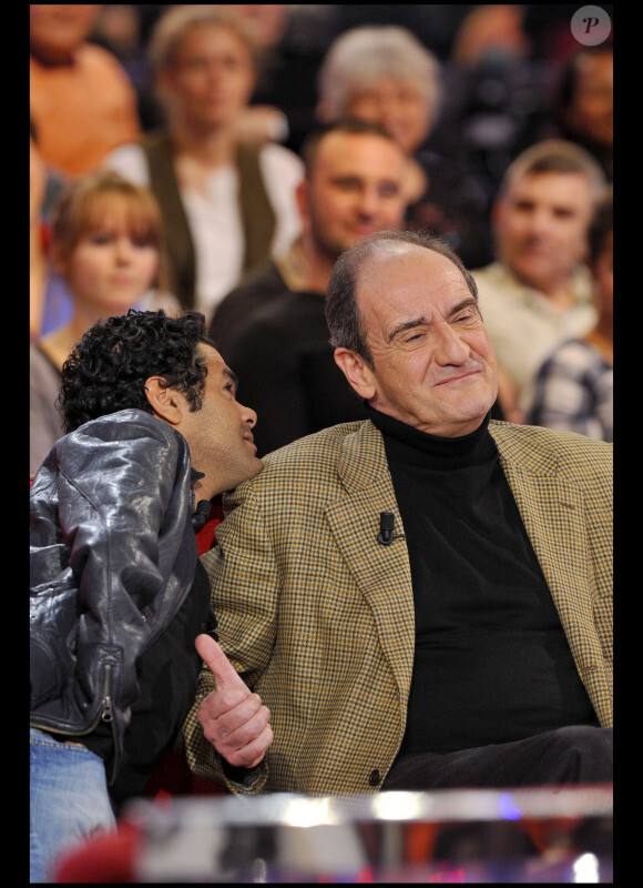 Jamel et Pierre Lescure sur le plateau de Vivement Dimanche, diffusé le 16 janvier 2011.