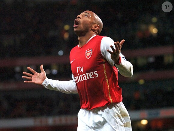 Thierry Henry rejoint les Gunners d'Arsenal pour s'entraîner en attendant la reprise de la MLS en mars 2011, tandis que David Beckham revient sur les lieux de son enfance en s'entraînant avec les Spurs de Tottenham.