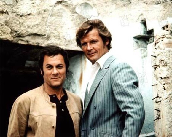Tony Curtis et Roger Moore dans la série Amicalement Vôtre.