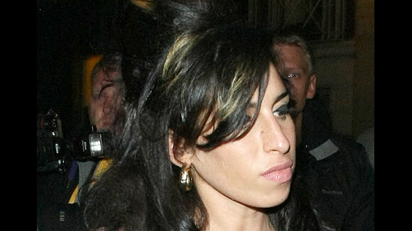 Amy Winehouse : Amoureuse de ses courbes, elle se palpe sans complexe !