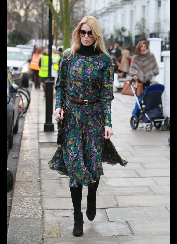 Claudia Schiffer est toujours inspirante lorsqu'elle adopte un look seventies hippy ! Robe longue, ceinture, boots et sac porté épaule, elle a tout bon !