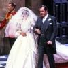 Lady Amelia Spencer, nièce de la regrettée Lady Di, n'a plus rien d'une Lady quant elle est en manque de McDo... (photo : Diana le jour de son mariage, le 29 juillet 1981, au bras de son père)