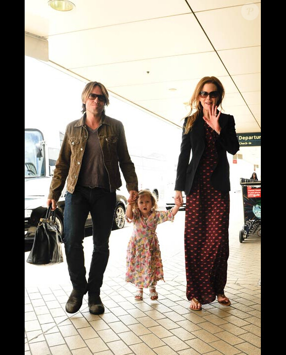 Nicole Kidman et Keith Urban avec leur fille Sunday Rose à l'aéroport de Los Angeles en décembre 2010