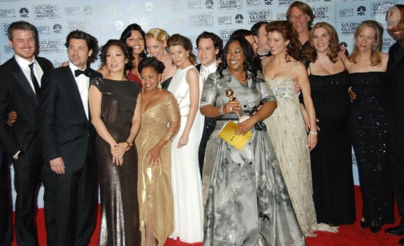 Grey's Anatomy cartonne et est récompensée par la critique, notamment en 2007 lorsque la série a reçu le Golden Globes de la meilleure série dramatique.
 
 