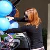 Marcia Cross achète des ballons, aidée par ses jumelles Eden et Savannah, le 16 janvier 2011