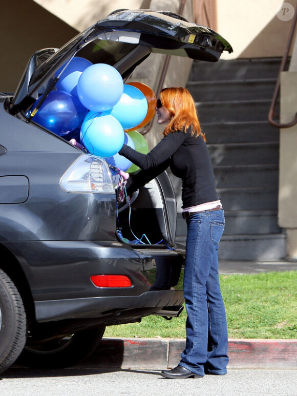Marcia Cross achète des ballons, aidée par ses jumelles Eden et Savannah, le 16 janvier 2011