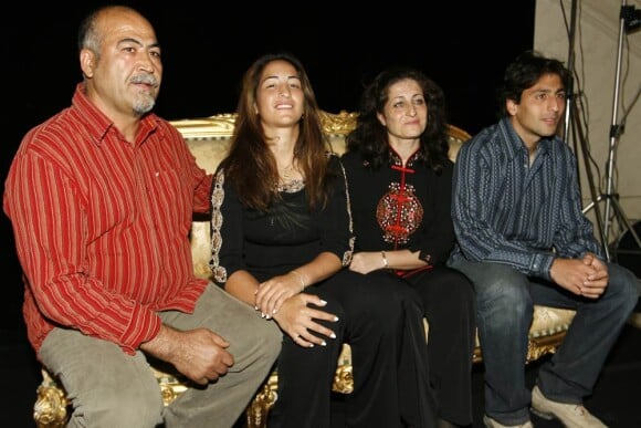 Aravane Rezaï (photo : en 2007, avec son père Arsalan, sa mère et son frère Anouch) doit à son père intransigeant d'être devenue une championne, mais elle paye régulièrement le prix de ses débordements...