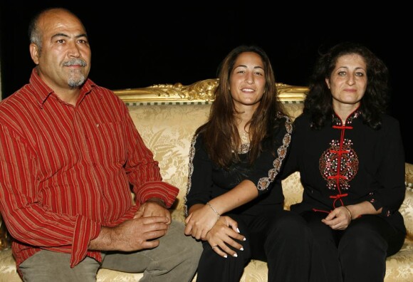 Aravane Rezaï (photo : en 2007, avec son père Arsalan et sa mère) doit à son père intransigeant d'être devenue une championne, mais elle paye régulièrement le prix de ses débordements...