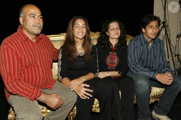 Aravane Rezaï (photo : en 2007, avec son père Arsalan, sa mère et son frère Anouch) doit à son père intransigeant d'être devenue une championne, mais elle paye régulièrement le prix de ses débordements...