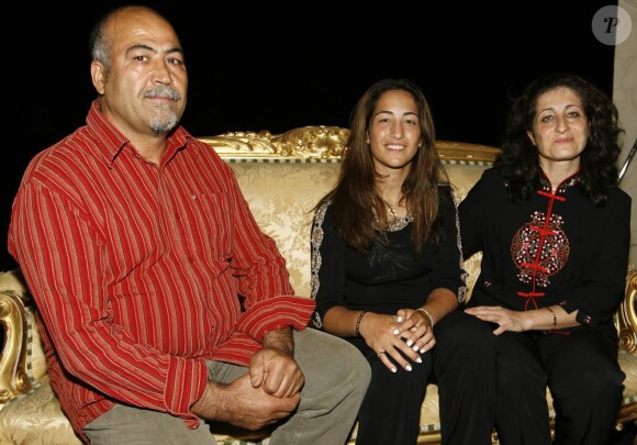 Aravane Rezaï (photo : en 2007, avec son père Arsalan et sa mère) doit à son père intransigeant d'être devenue une championne, mais elle paye régulièrement le prix de ses débordements...