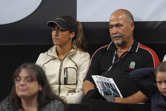 Aravane Rezaï (photo : en 2009, avec son père Arsalan) doit à son père intransigeant d'être devenue une championne, mais elle paye régulièrement le prix de ses débordements...
