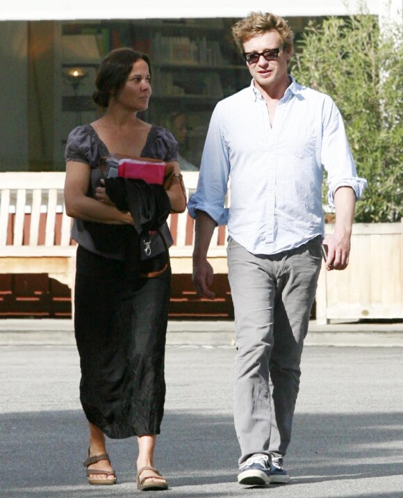 Simon Baker et sa femme dans les rues de Los Angeles (26 janvier 2011)