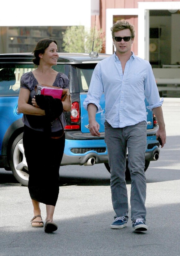 Simon Baker et sa femme dans les rues de Los Angeles (26 janvier 2011)
