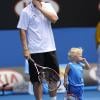 Lleyton Hewitt, lors du dimanche de mobilisation des stars du tennis au profit des victimes des inondations, le 16 janvier 2011, a amené son fils Cruz sur le court !