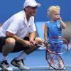 Lleyton Hewitt, lors du dimanche de mobilisation des stars du tennis au profit des victimes des inondations, le 16 janvier 2011, a amené son fils Cruz sur le court !
