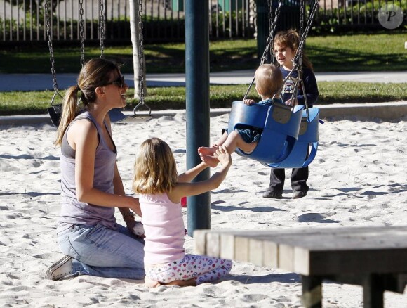 Rhea Durham joue avec ses enfants au parc Coldwater à Beverly Hills, le 28 janvier 2011.