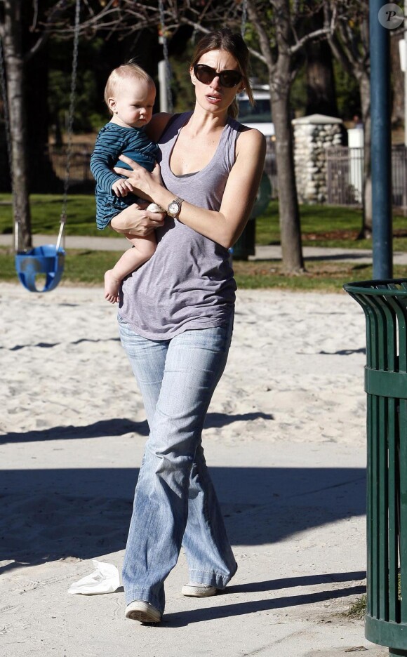 Rhea Durham joue avec ses enfants au parc Coldwater à Beverly Hills, le 28 janvier 2011.