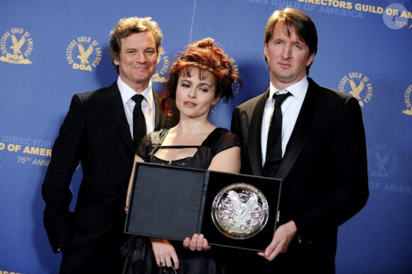 Colin Firth, Helena Bonham Carter accompagnent Tom Hopper qui reçoit le prix du meilleur réalisateur à la cérémonie des Director's Guild of America à Los Angeles, le 29 janvier 2011.