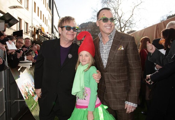 David Furnish, sa filleule Esme, et Elton John au cinéma Odeon de Leicester Square à Londres, dimanche 30 janvier, à l'occasion de l'avant-première du film d'animation Gnomeo et Juliette.