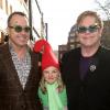 David Furnish, sa filleule Esme, et Elton John au cinéma Odeon de Leicester Square à Londres, dimanche 30 janvier, à l'occasion de l'avant-première du film d'animation Gnomeo et Juliette.