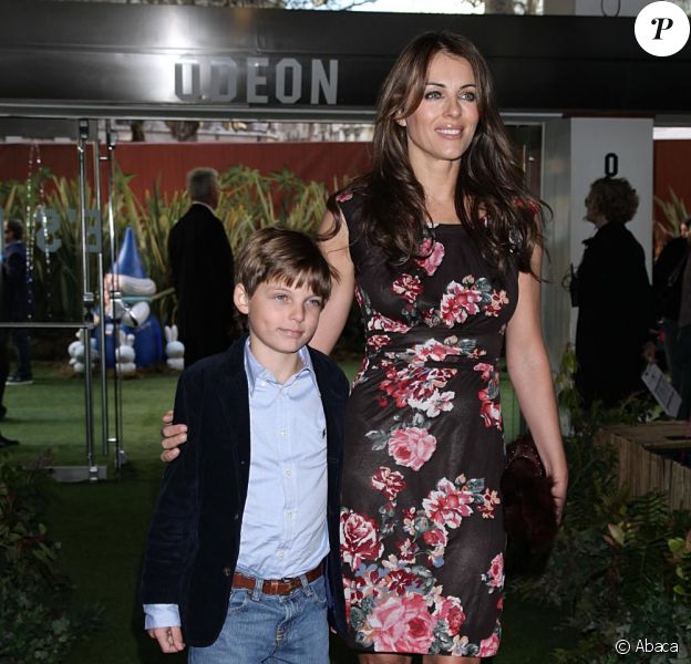 Elizabeth Hurley, divine, emmène son charmant petit garçon au pays des