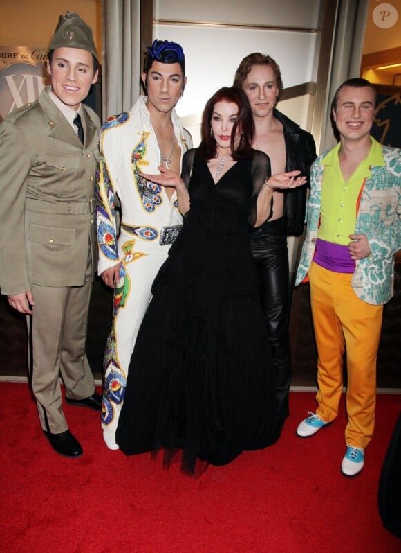 Priscilla Presley reçoit la distinction "Femme de l'année" au Nevada Ballet Black and White, au Aria MGM Hotel, à Las Vegas, le 29 janvier 2011